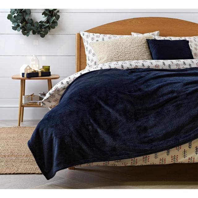 Sainsbury's Home Fleece Throw - Navy - 125X150cm - gallery image 1