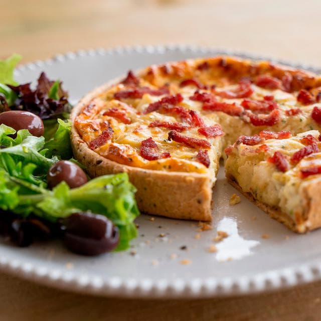 Higgidy Beechwood Smoked Bacon & Mature Cheddar Quiche 400g - gallery image 2