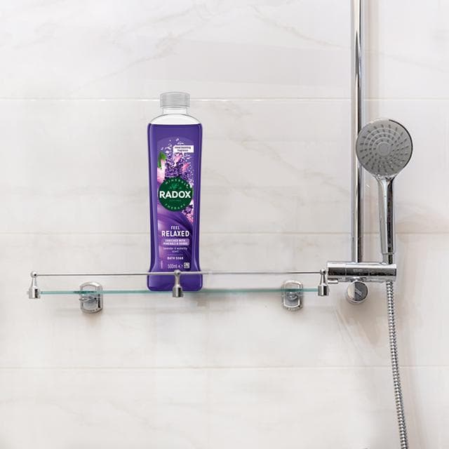 Radox Feel Relaxed Lavender Bath Soak Bubble Bath 500ml - gallery image 4