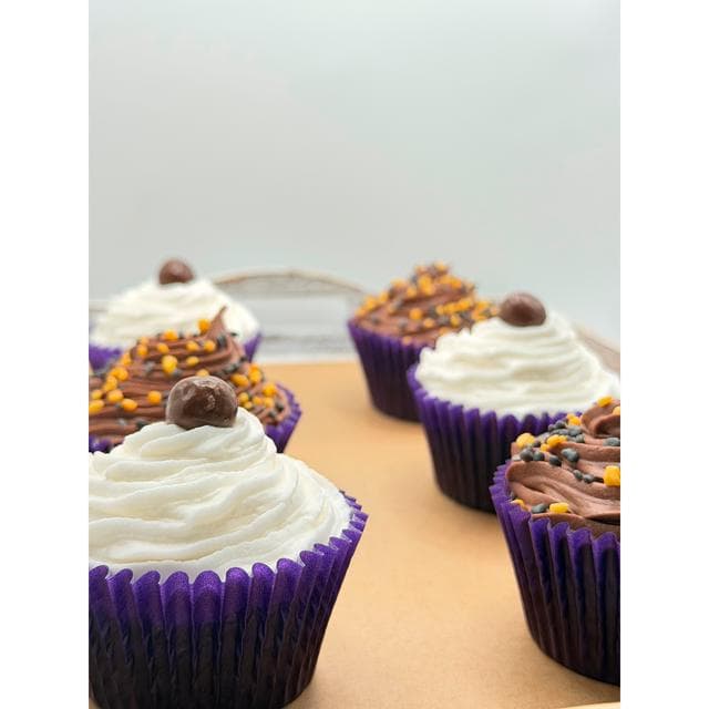 Emma's Country Cakes Classic Choice Cupcakes x6 - gallery image 4