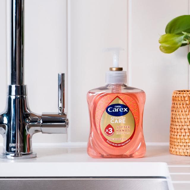 Carex 500ml Advanced Care Macadamia Oil Antibacterial Hand Wash - gallery image 3