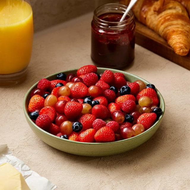 Sainsbury's 900g Mixed Berries Fruit Salad Bowl - gallery image 1