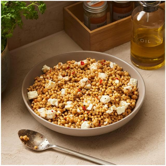 Sainsbury's 800g Giant Couscous, Chickpea & Feta Sharing Salad, Taste the Difference - gallery image 1