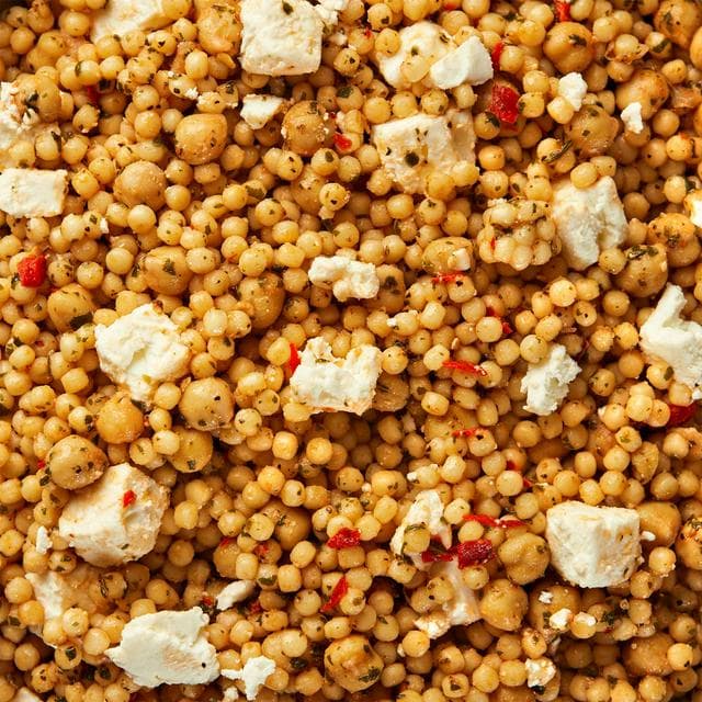 Sainsbury's 800g Giant Couscous, Chickpea & Feta Sharing Salad, Taste the Difference - gallery image 2