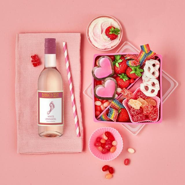 Barefoot White Zinfandel Rose Wine 18.7cl - gallery image 2