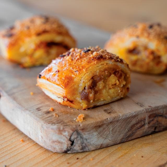 Higgidy 54g Cheddar & Caramelised Onion Chutney Rolls - gallery image 2