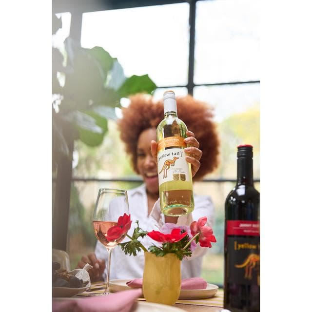 Yellow Tail Jammy White Roo Wine 75cl - gallery image 3