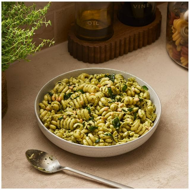 Sainsbury's Pesto & Parmesan Pasta Bowl, Taste the Difference 650g - gallery image 1
