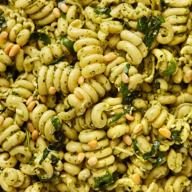 Sainsbury's 650g Pesto & Parmesan Sharing Pasta Salad, Taste the Difference - gallery image 2