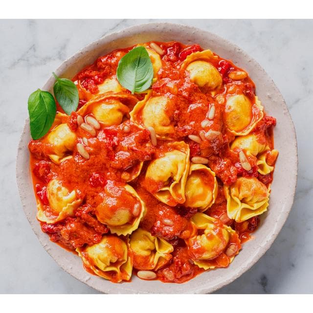 La Famiglia Rana Sundried Tomato & Pecorino Cheese Fresh Sauce 200g - gallery image 2