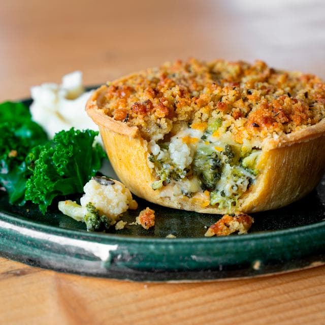 Higgidy Three Cheese Cauliflower & Broccoli Pie with Garlic & Thyme Crumb 200g - gallery image 2