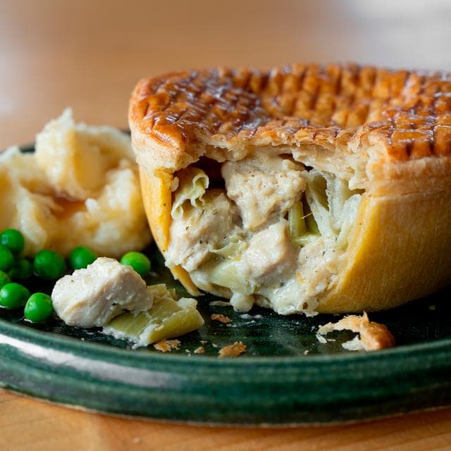 Higgidy Creamy Chicken & Sauteed Leek Pie 200g - gallery image 2