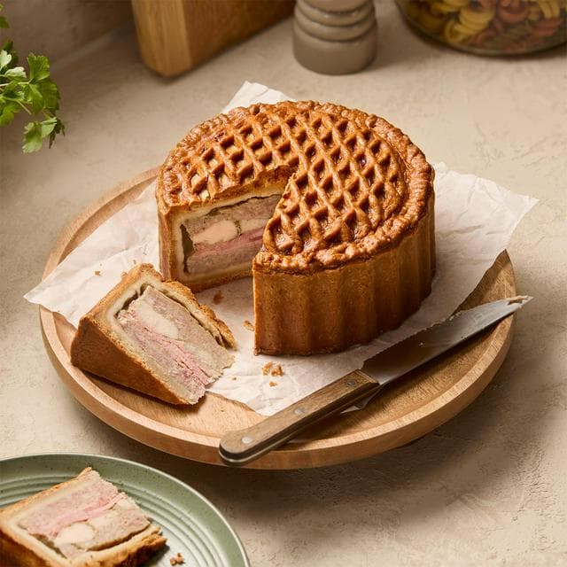 Sainsbury's Pork, Chicken & Wiltshire Cured Ham Layered Pie, Taste the Difference 1.3kg - gallery image 1