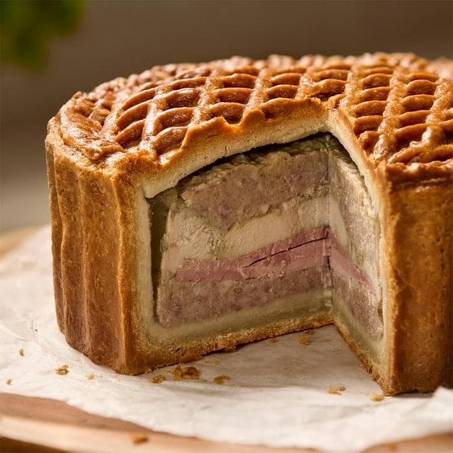 Sainsbury's 1.3kg Party Size Pork, Chicken & Wiltshire Cured Ham Pie, Taste the Difference - gallery image 2