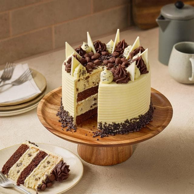 Sainsbury's 1.8kg Cookies & Cream Celebration Cake, Taste the Difference - gallery image 2
