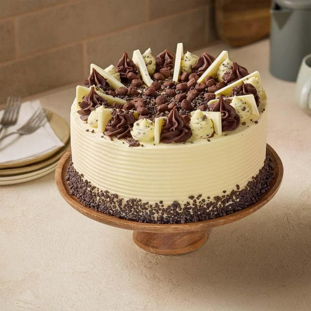 Sainsbury's 3.37kg Extra Large Cookies & Cream Cake - gallery image 1