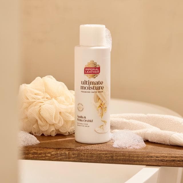 Imperial Leather 450ml Ultimate Moisture Vanilla & White Orchid Foaming Bath Soak - gallery image 3