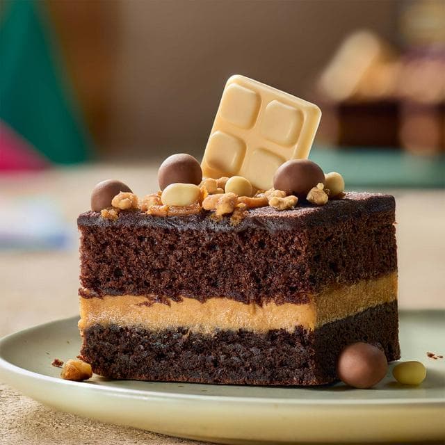 Sainsbury's 1.6kg Fully Loaded Chocolate Brownie Traybake, Taste the Difference - gallery image 2