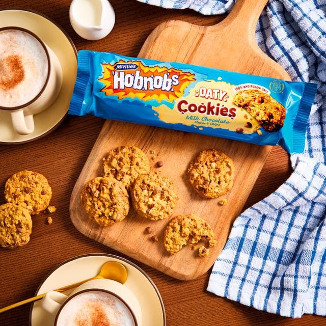 McVitie's Hobnobs Milk Chocolate Flavour Chips Oaty Cookies 155g - gallery image 2