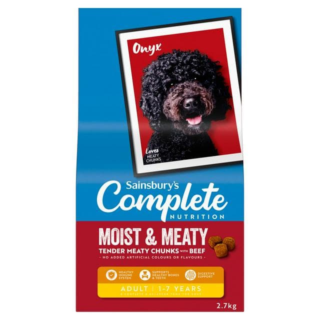 Sainsbury's 2.7kg Complete Nutrition Moist & Meaty Tender Meaty Chunks with Beef Adult 1-7 Years Dog Food - gallery image 1