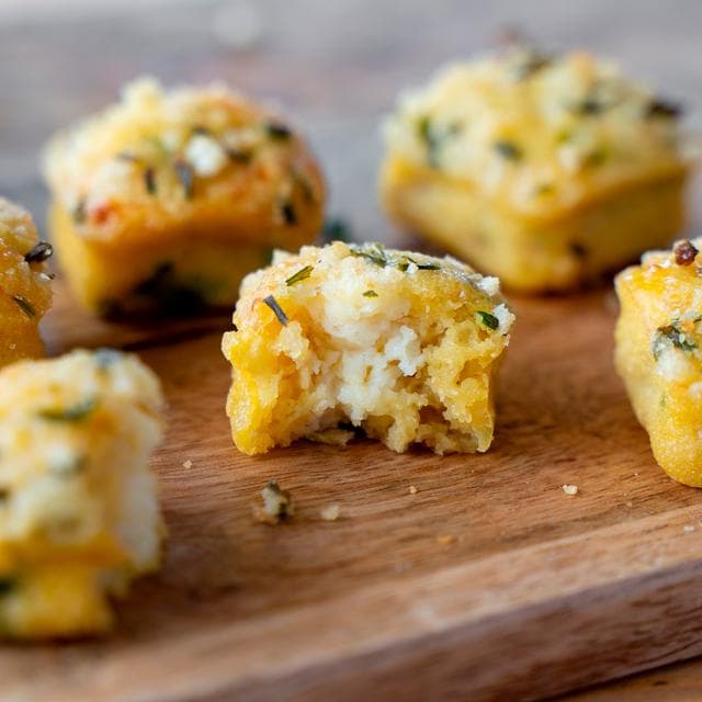 Higgidy 130g Extra Mature Cheddar & Spring Onion Savoury Scone Bites - gallery image 2