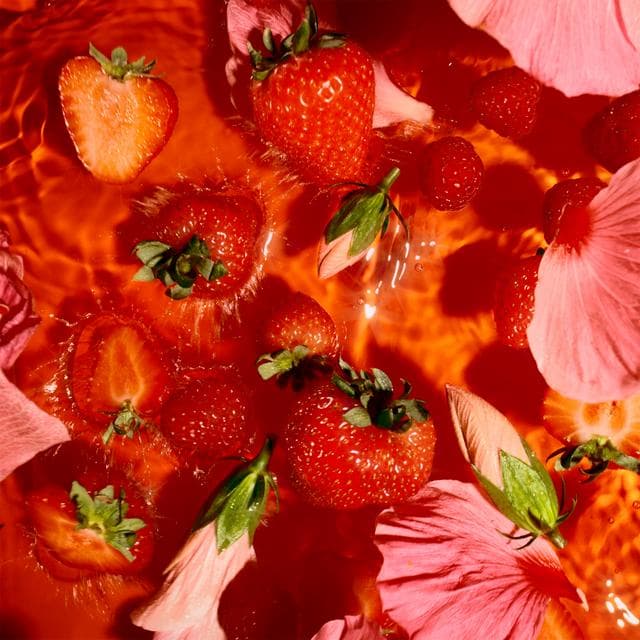 Lipton Berry Bliss 20 x 2.1g Raspberry, Strawberry & Hibiscus Pyramid Tea Bags - gallery image 6