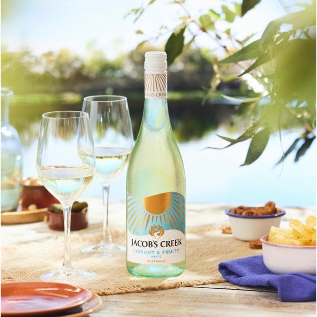 Jacob's Creek Vibrant & Fruity White Wine 75cl - gallery image 3