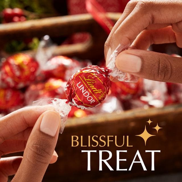 Lindt Lindor 300g Milk Gift Box Chocolate Truffles - gallery image 4