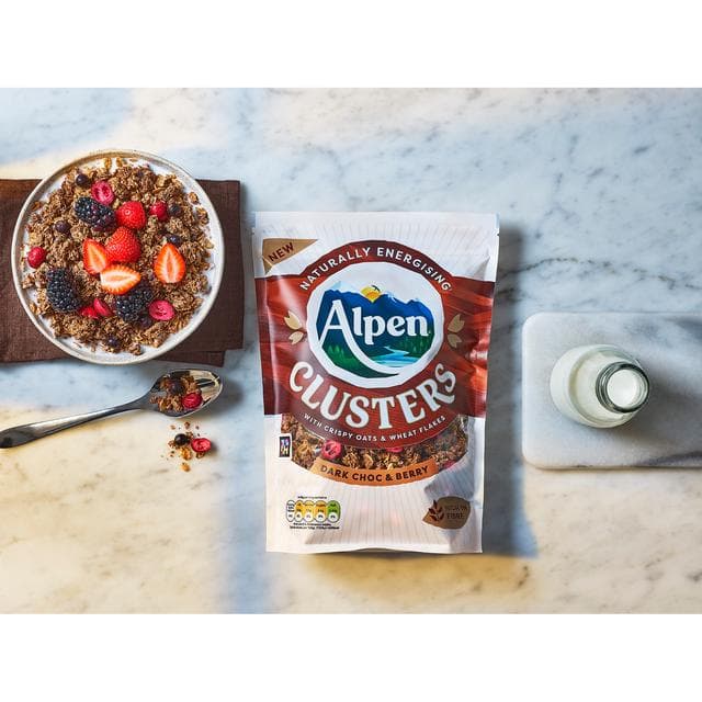 Alpen Clusters 400g Chocolate & Berry Granola Breakfast Cereal - gallery image 3